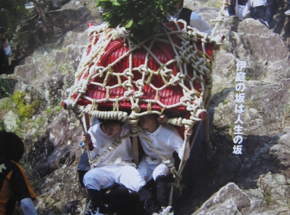 神輿はこうして山へ上げる